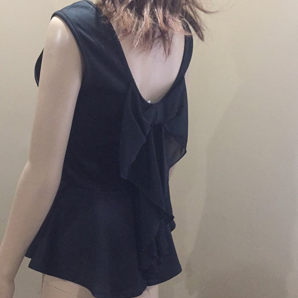 Black top. Ruffled back - Picture 6 of 7